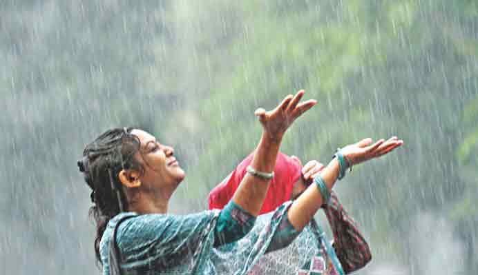 বর্ষায় স্বাচ্ছন্দ্যের পোশাক