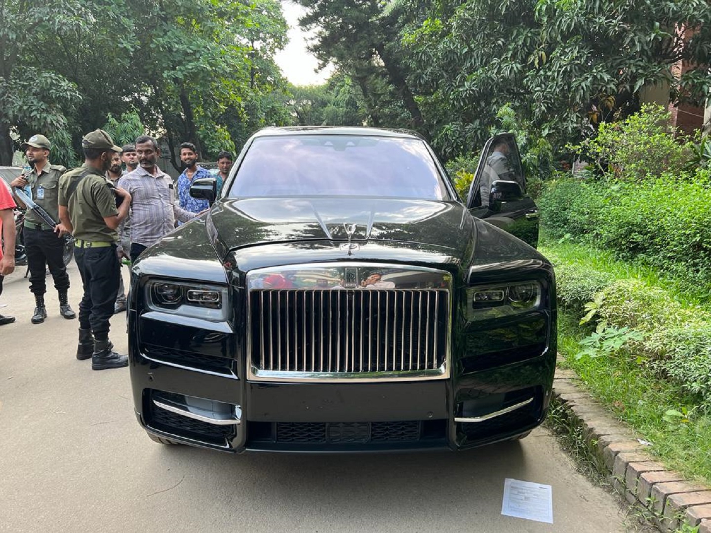 শুল্ক ফাঁকির অভিযোগে ঢাকা থেকে রোলস রয়েস জব্দ
