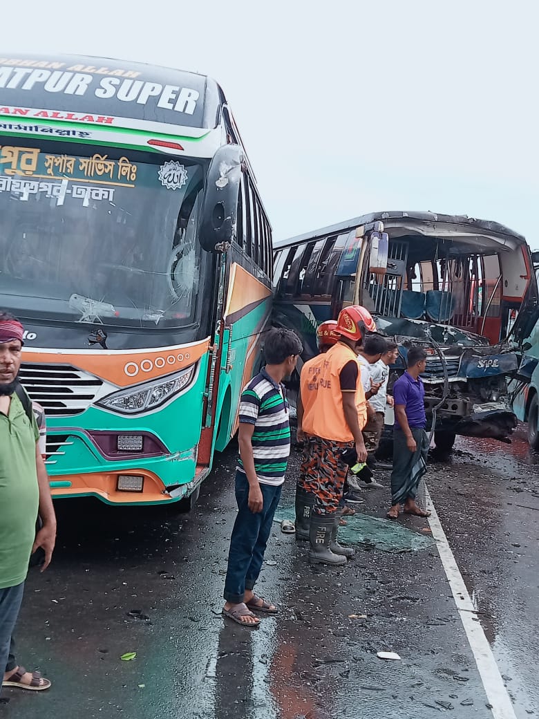ঢাকা-মাওয়া এক্সপ্রেসওয়েতে ৪ বাসের সংঘর্ষে নিহত ২, আহত ১০
