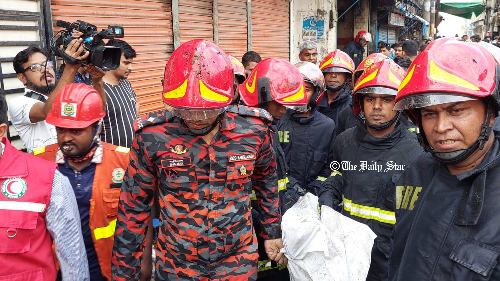 চকবাজারে প্লাস্টিক কারখানায় আগুন: ৬ জনের মরদেহ উদ্ধার