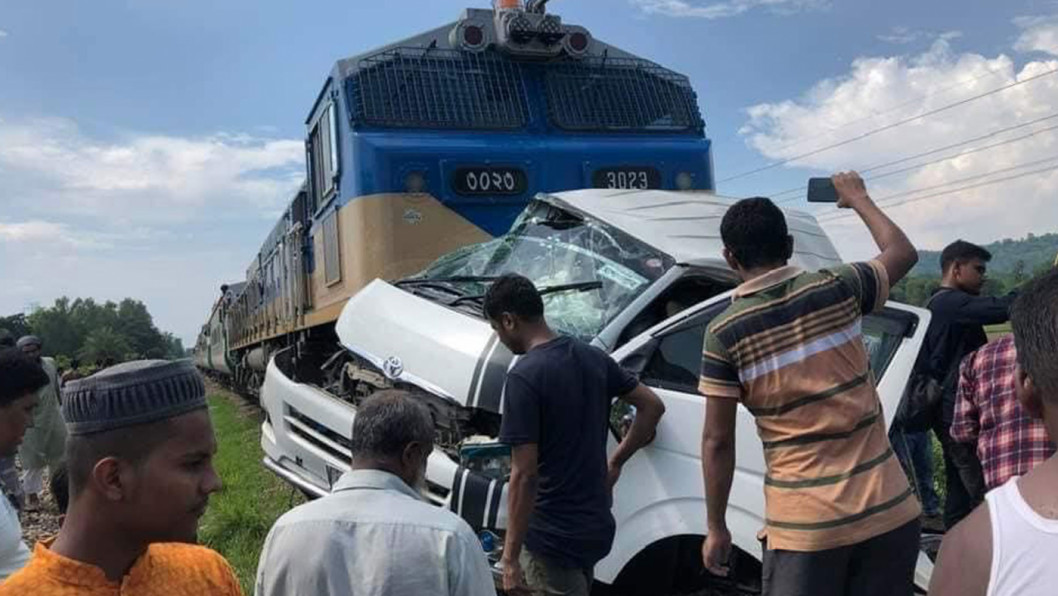 মাইক্রোবাসে ট্রেনের ধাক্কা: তদন্তে দায়ী গেটম্যান ও মাইক্রোবাসচালক