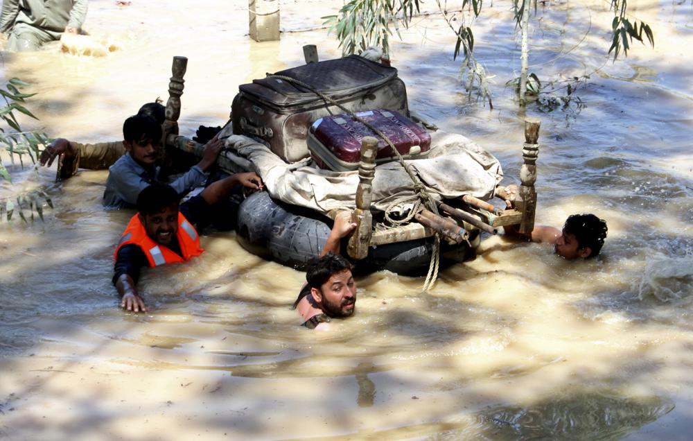 পাকিস্তানে বন্যায় মৃতের সংখ্যা ১ হাজার ছাড়িয়েছে