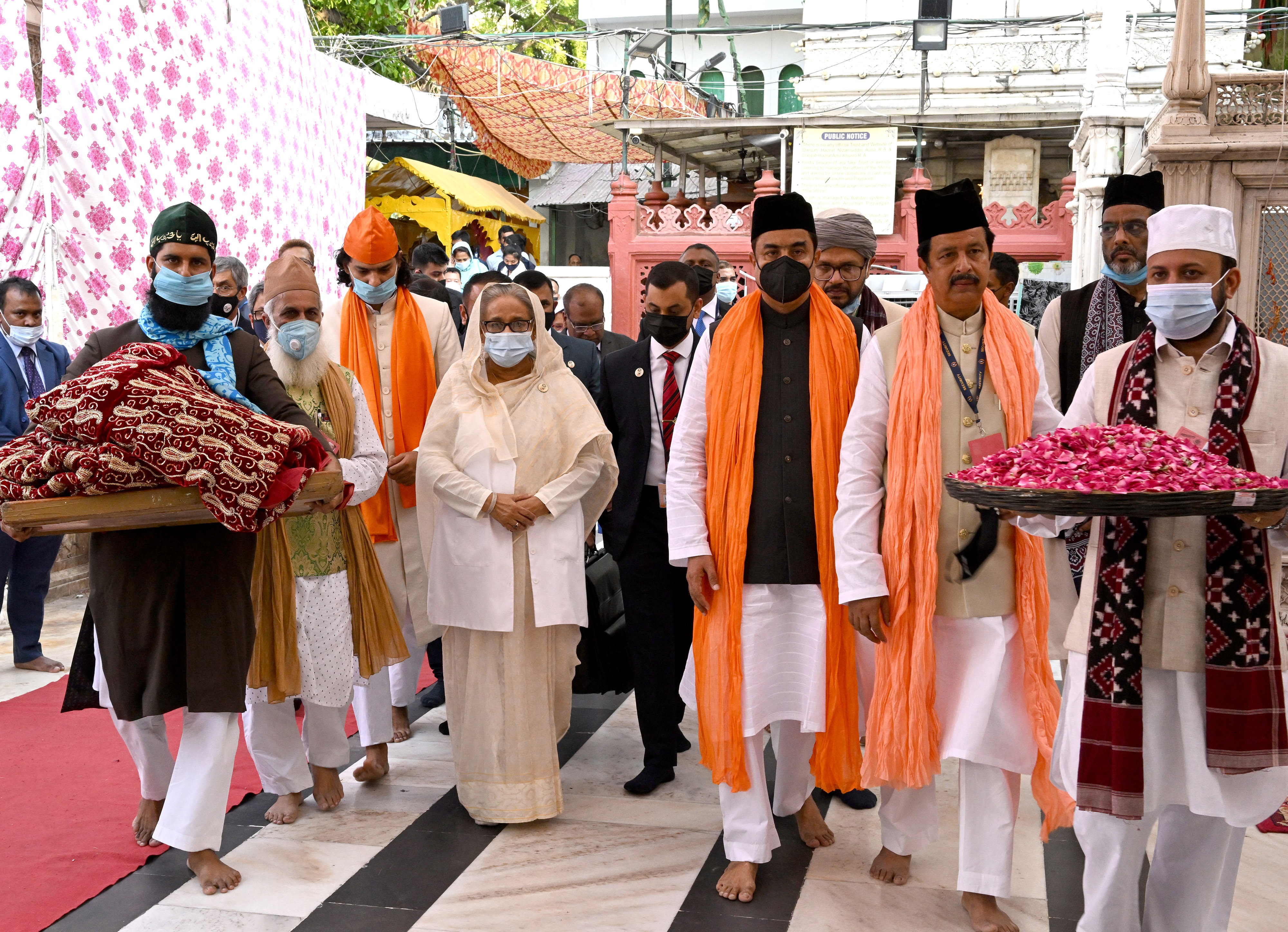 দিল্লিতে নিজামউদ্দিন আউলিয়ার দরগায় প্রধানমন্ত্রী শেখ হাসিনা