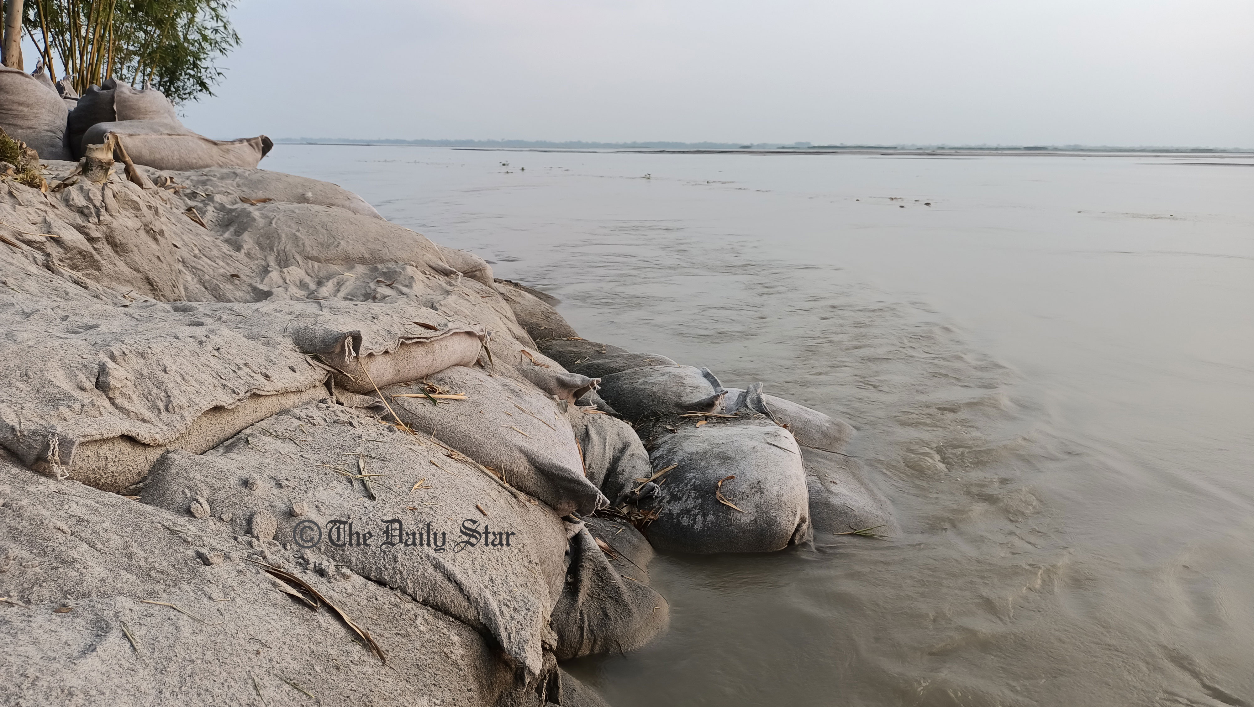 ১ মাসের মধ্যে ধসে যাচ্ছে তিস্তার ভাঙন রোধে ফেলা জিও ব্যাগ