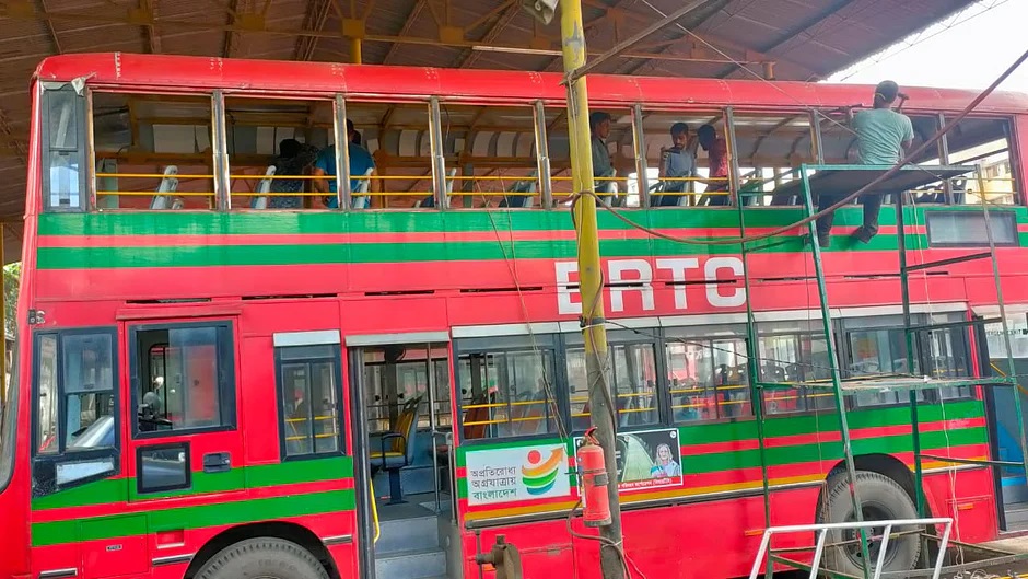 নারী ফুটবল দলের জন্য প্রস্তুত হচ্ছে ছাদখোলা বাস