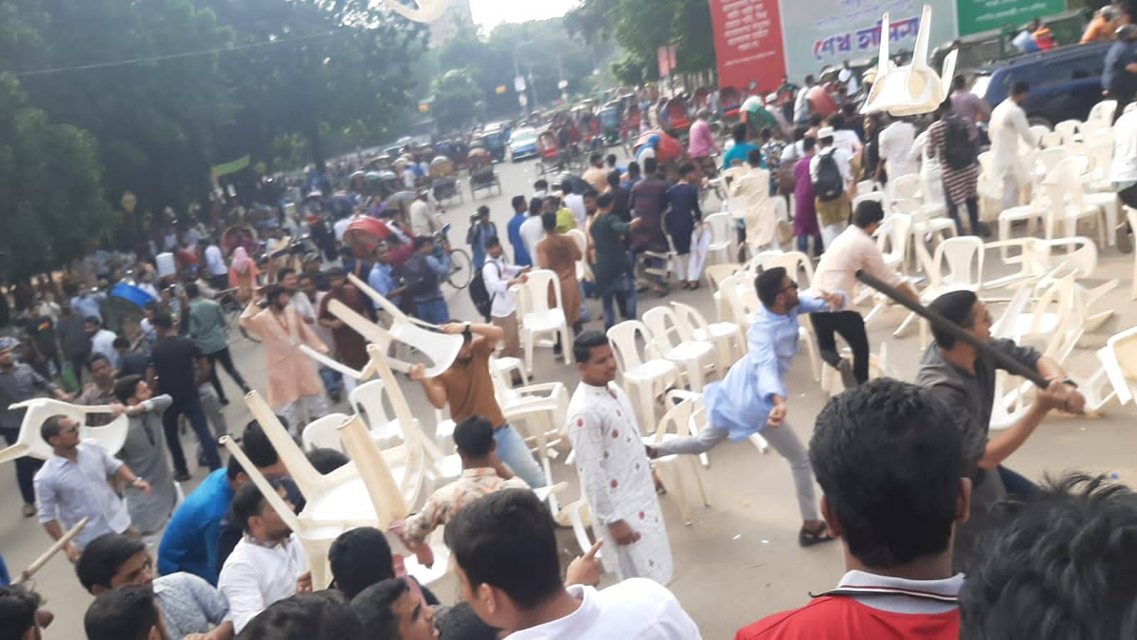 ছাত্রলীগের হামলায় আহতসহ ২০ জনকে ঢামেক থেকে আটক করল পুলিশ