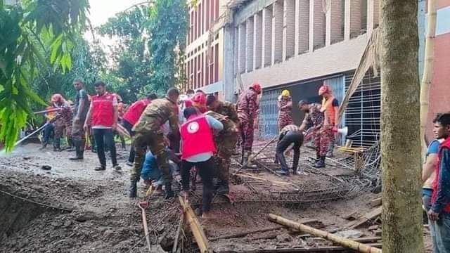 খাগড়াছড়ি জেলা পরিষদের নির্মাণাধীন ভবনের ছাদ ধসে নিহত ১, নিখোঁজ ৩