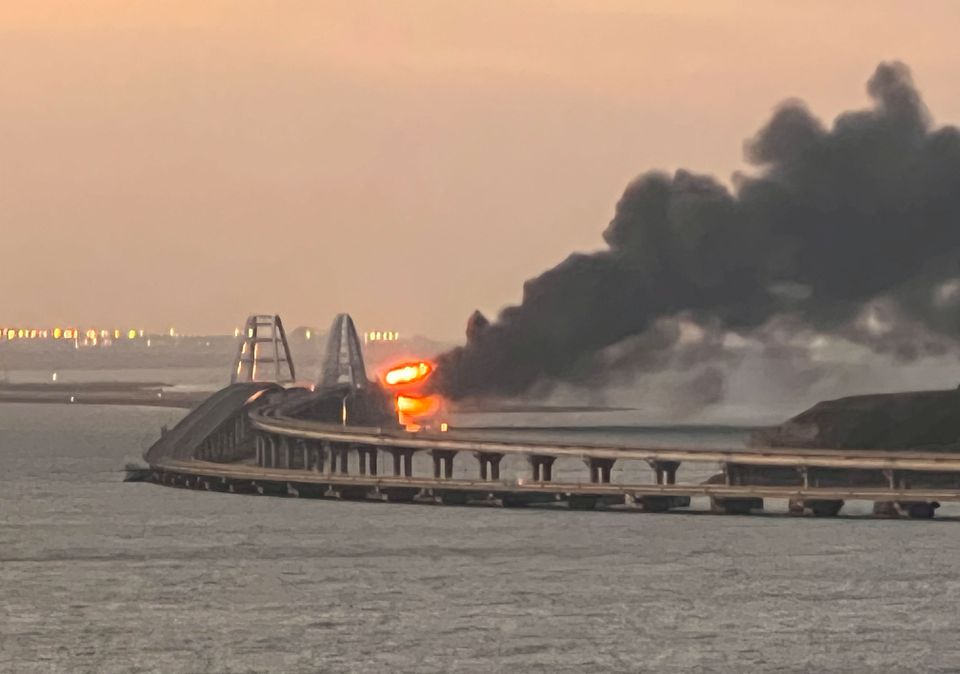 ক্রিমিয়া-রাশিয়া সংযোগকারী রেলসেতুর উপর জ্বালানি ট্যাংকে আগুন