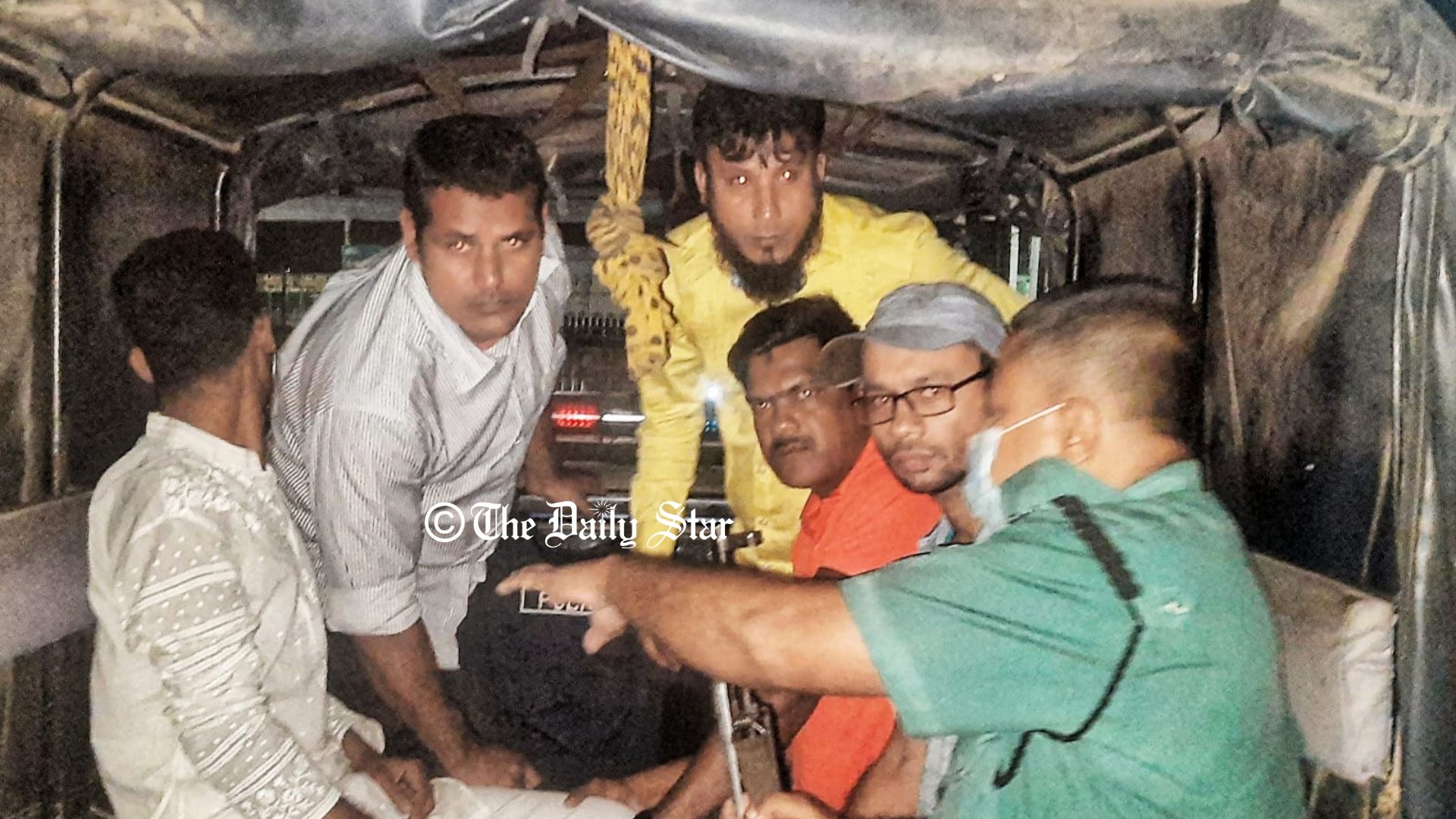 খুলনায় পুলিশের বিরুদ্ধে বিএনপি নেতাকর্মীদের তুলে নেওয়ার অভিযোগ