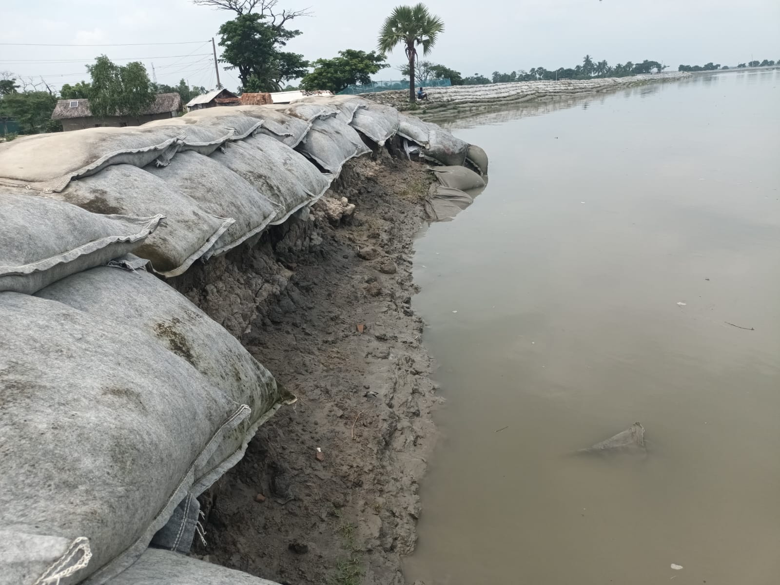 সাতক্ষীরায় উপকূল রক্ষা বাঁধের ২৫ জায়গা ঝুঁকিপূর্ণ, ৩ নম্বর সংকেত