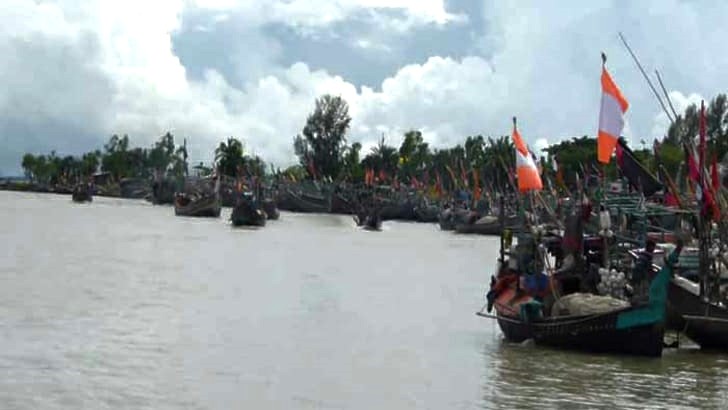 সাগরে নিম্নচাপ: হাতিয়ার সঙ্গে সারাদেশের নৌ যোগাযোগ বন্ধ