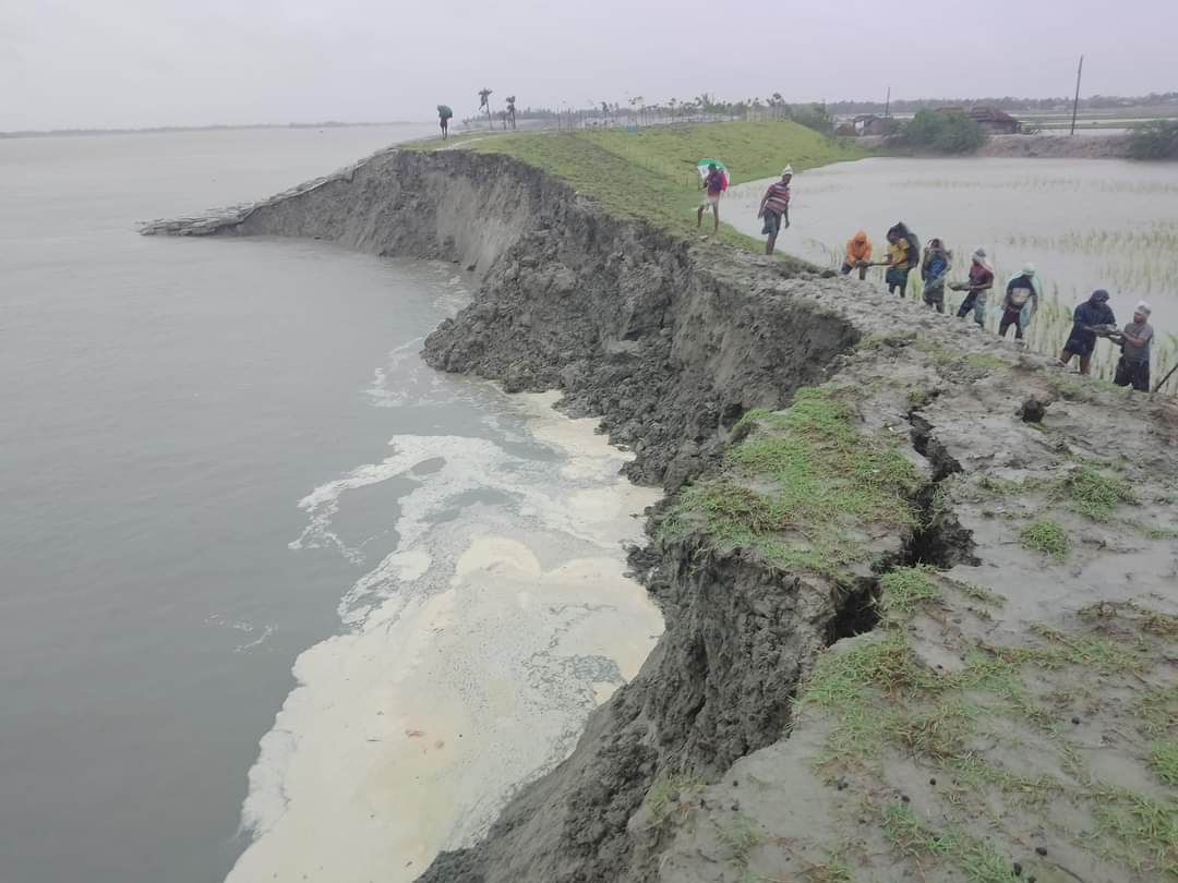 খুলনার কয়রায় বেড়িবাঁধে ভাঙন, আতঙ্কে স্থানীয়রা