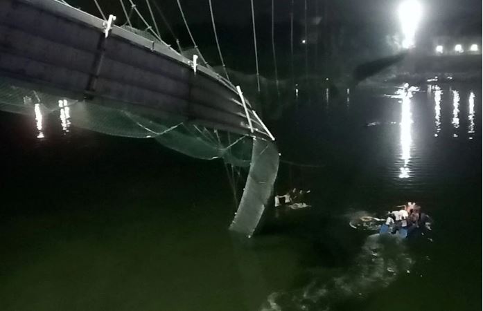 গুজরাটে ঝুলন্ত ব্রিজ ধসের ঘটনায় গ্রেপ্তার ৯