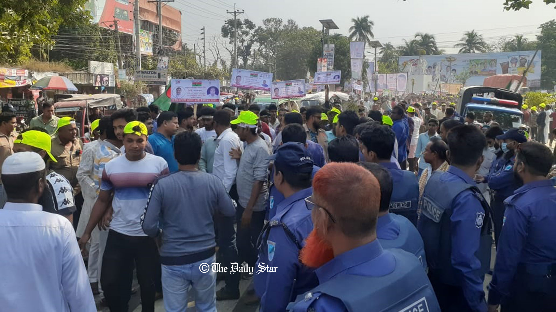 বিএনপির সমাবেশস্থলের ২ কিমি আগে যানবাহন আটকে দিচ্ছে পুলিশ