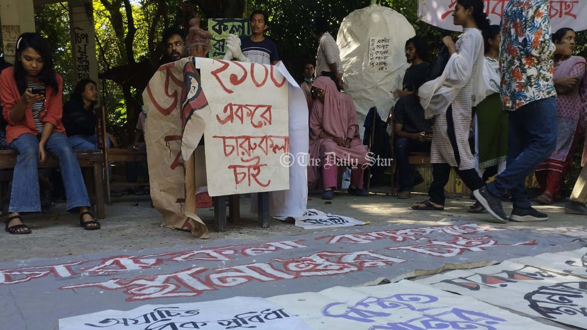 চারুকলা ইনস্টিটিউটের মূল ফটকে তালা দিয়ে চবি শিক্ষার্থীদের অবস্থান