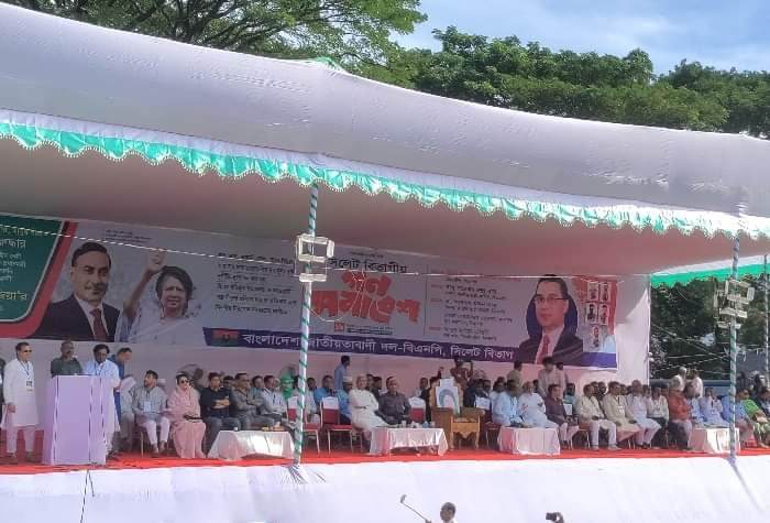 খালেদা জিয়ার সম্মানে চেয়ার ফাঁকা রেখে চলছে সমাবেশ