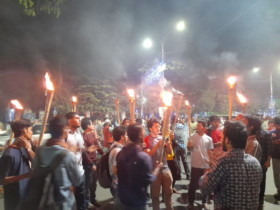 ঢাবিতে গাড়িচাপায় নারীর মৃত্যু: নিরাপদ ক্যাম্পাসের দাবিতে শিক্ষার্থীদের বিক্ষোভ