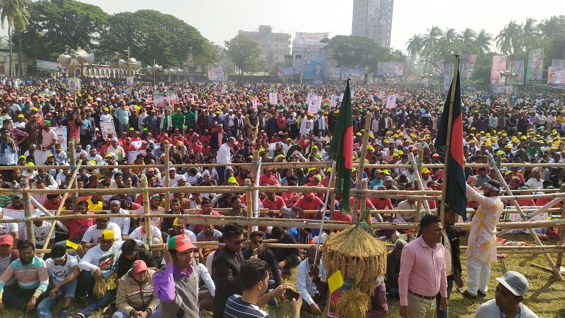 মাদ্রাসা ময়দান কানায় কানায় পূর্ণ, বক্তব্য দিচ্ছেন স্থানীয় নেতারা