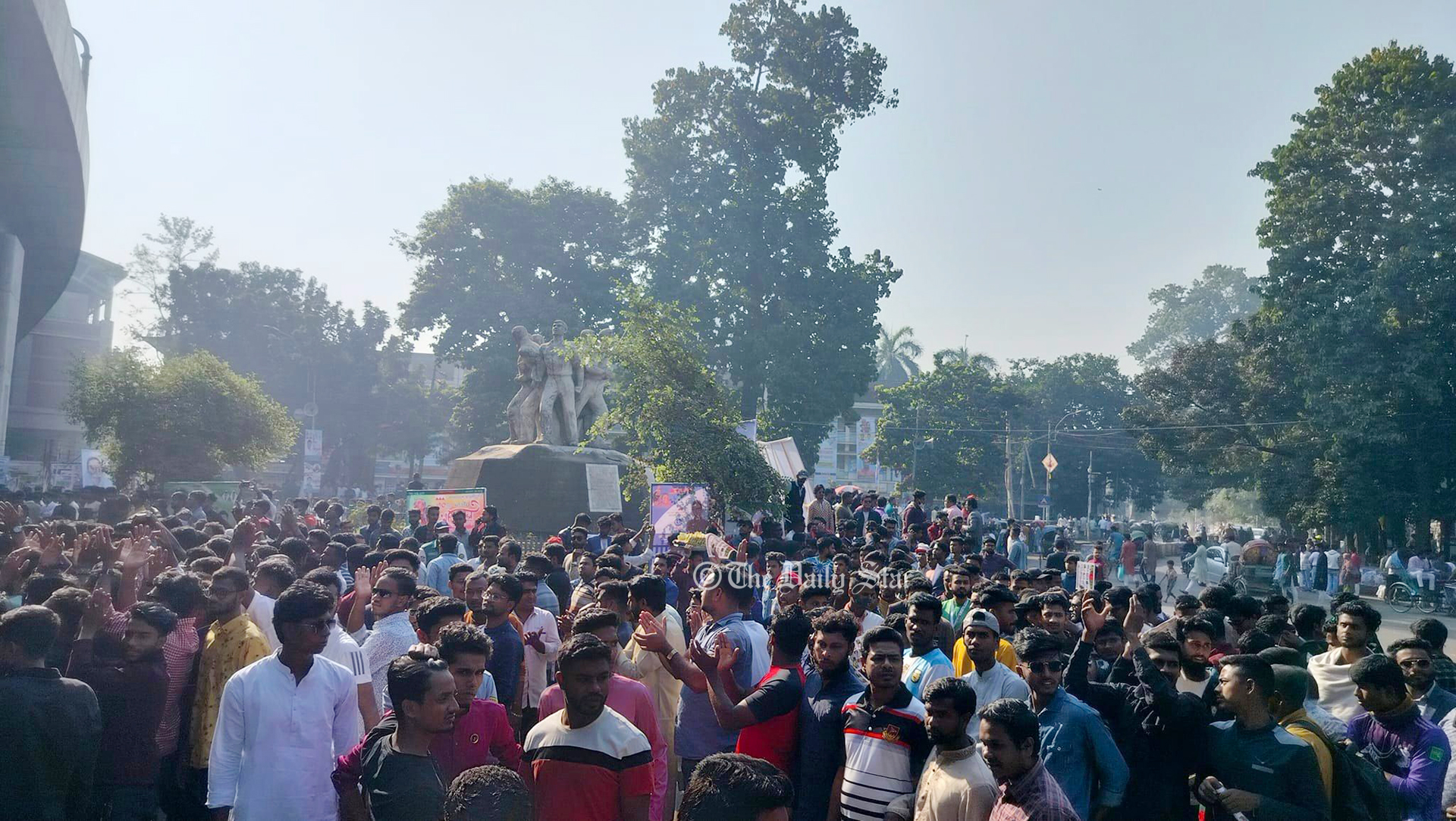 ছাত্রলীগ নেতা-কর্মীদের পদচারণায় মুখরিত সোহরাওয়ার্দী উদ্যান