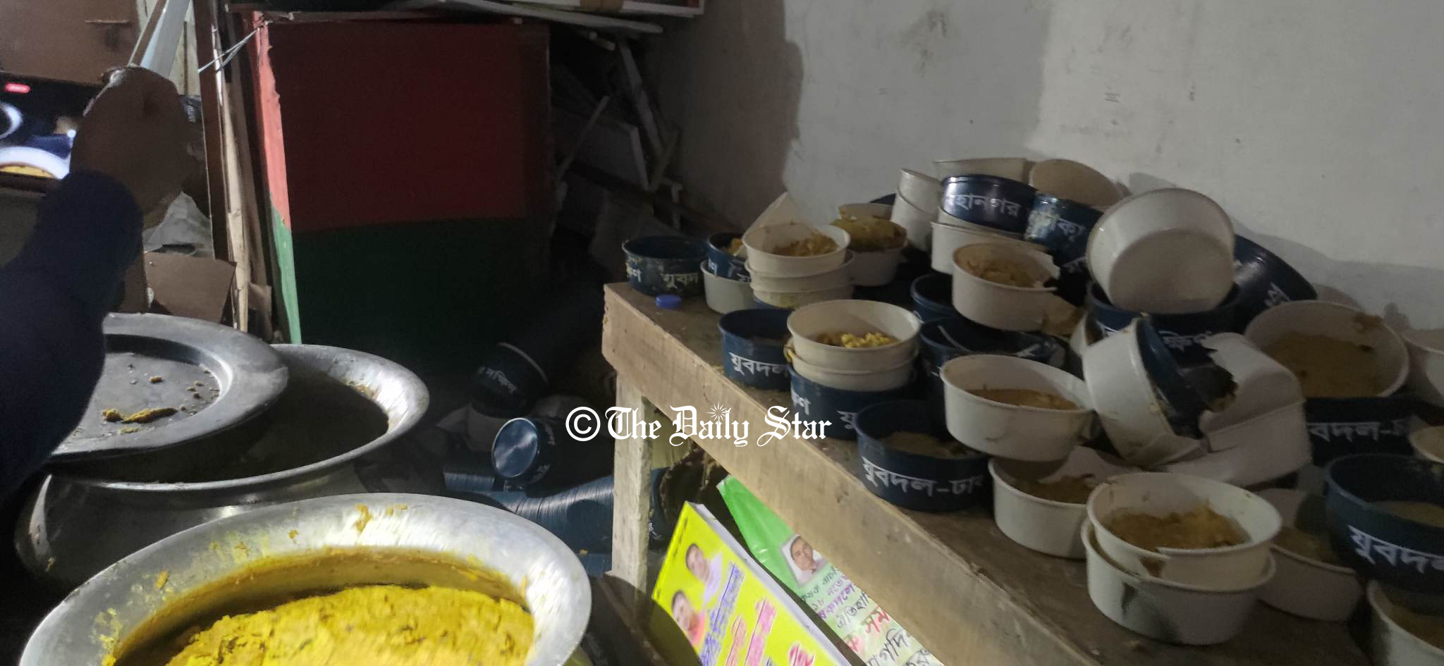 বিএনপি কার্যালয় থেকে খিচুড়ি-চাল-ডেকচিসহ ১৫ ককটেল উদ্ধার: ডিবি প্রধান