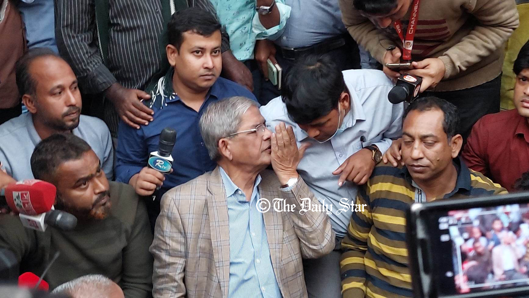বিএনপি কার্যালয়ের সামনে ফখরুলের অবস্থান
