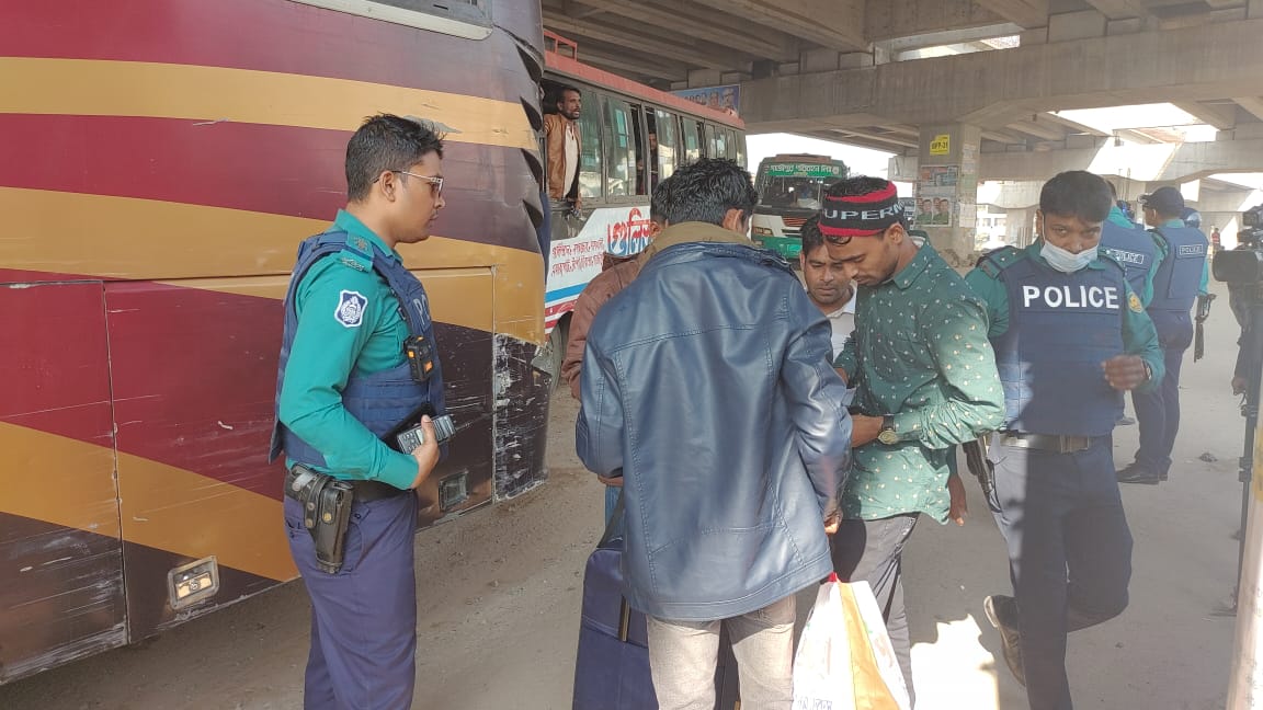 গাজীপুর ও মানিকগঞ্জে সড়ক-মহাসড়কে যানবাহন কম, চলছে তল্লাশি