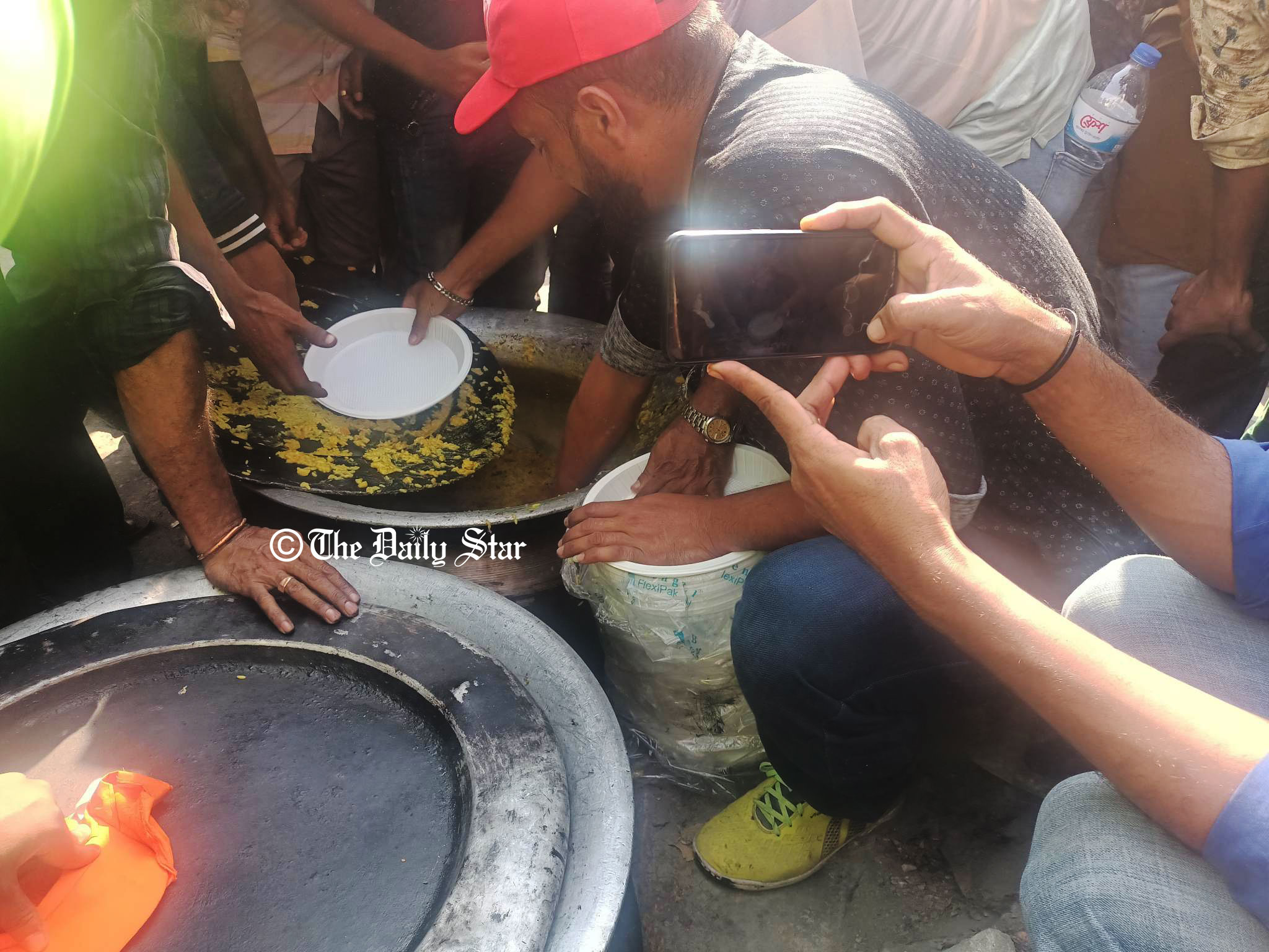 সমাবেশস্থলে খিচুড়ি-পানি-শুকনো খাবার বিতরণ করছেন বিএনপির স্বেচ্ছাসেবকরা