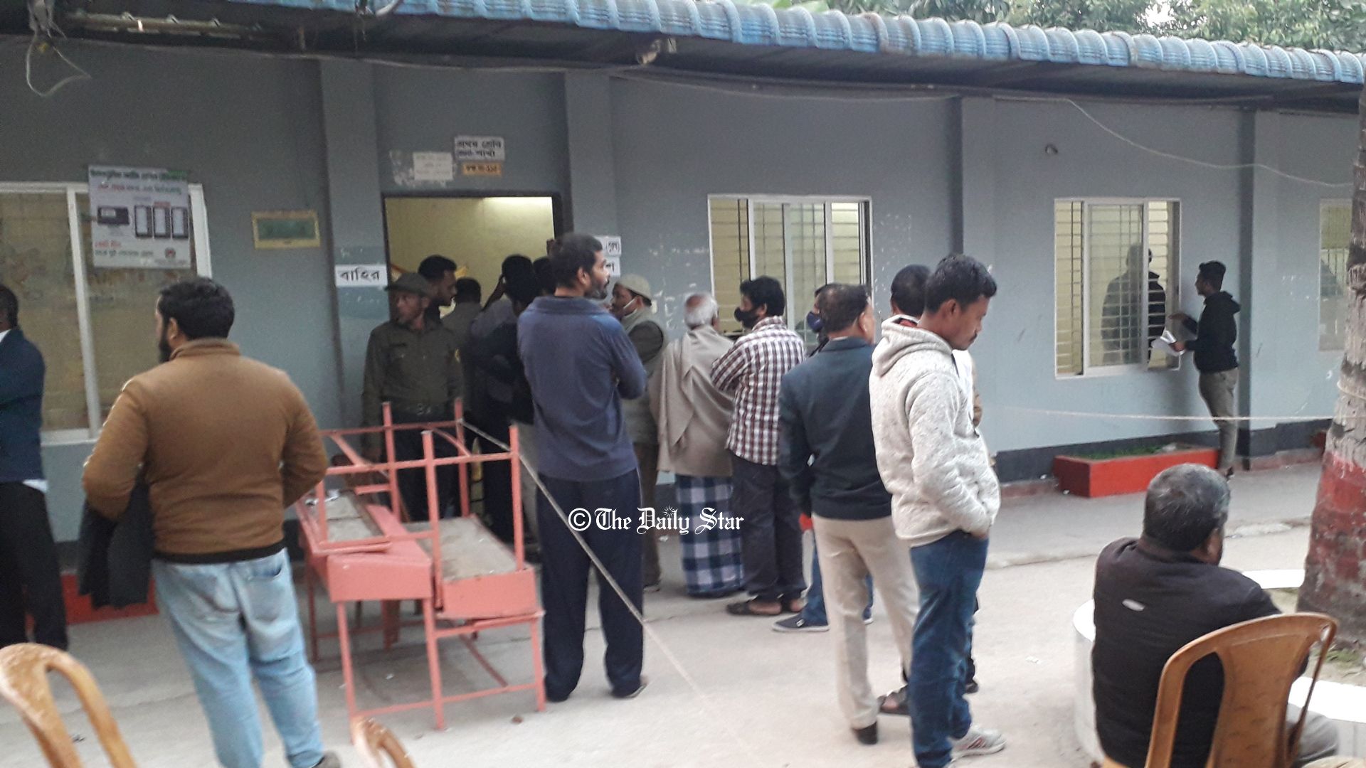 রংপুর সিটি নির্বাচন: শেষ সময়েও কেন্দ্রে ভোটারদের লাইন
