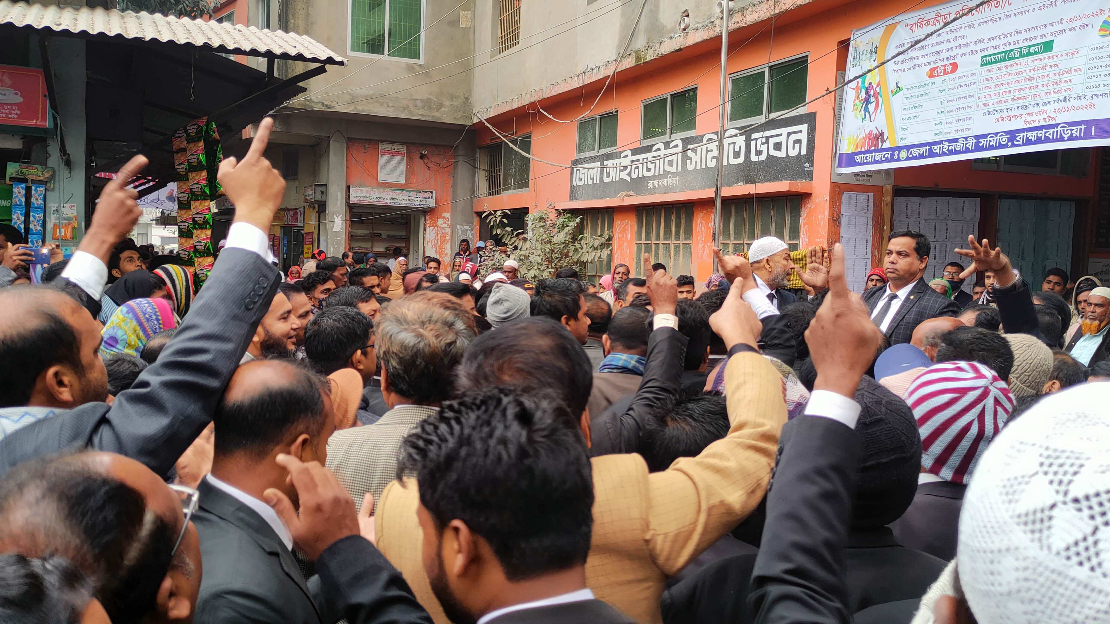 আইনজীবী-কর্মচারী সমিতির পাল্টাপাল্টি কর্মসূচি, আদালতে বিচারিক কার্যক্রম বন্ধ