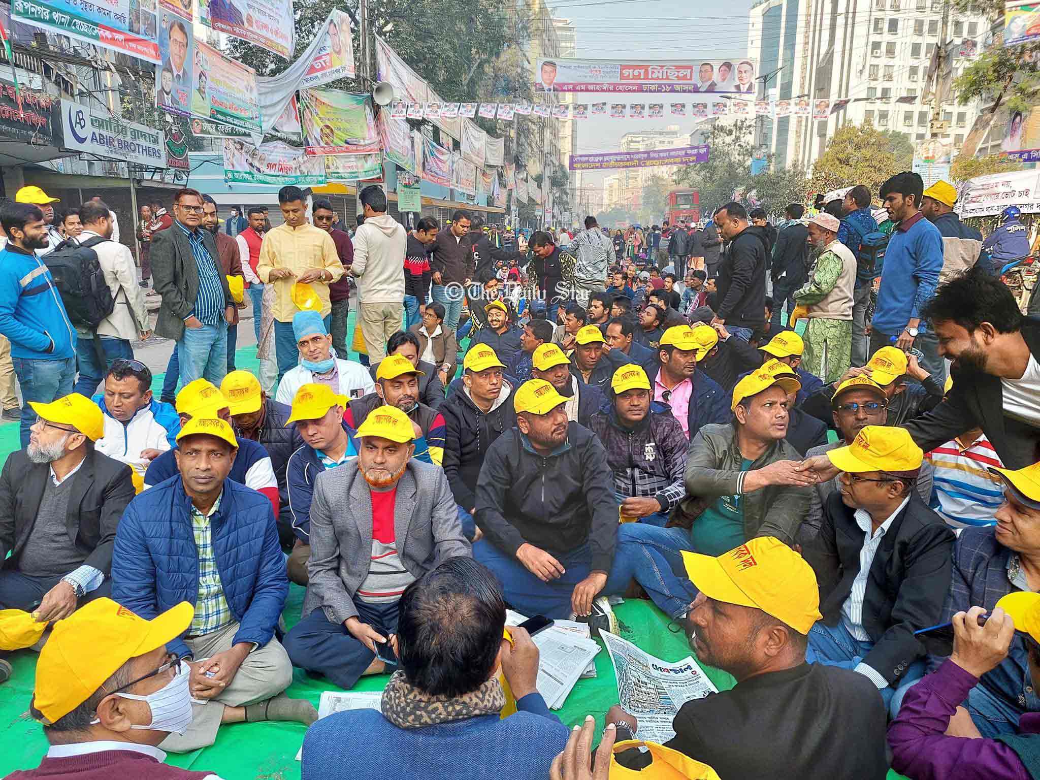 নয়াপল্টনে বিএনপির গণ-অবস্থান কর্মসূচিতে জড়ো হচ্ছেন নেতাকর্মীরা