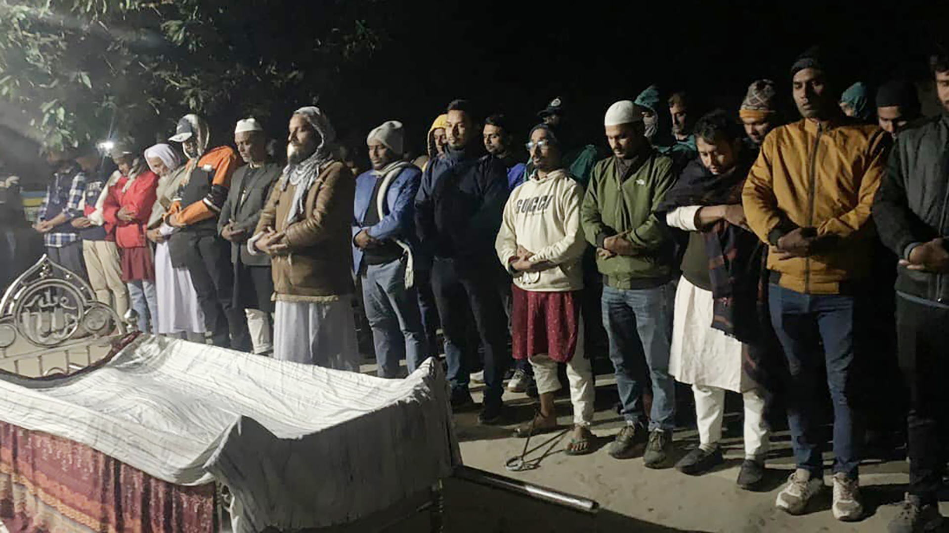 এবার হাতকড়া-ডান্ডাবেড়ি নিয়ে মায়ের জানাজায় ছাত্রদল নেতা