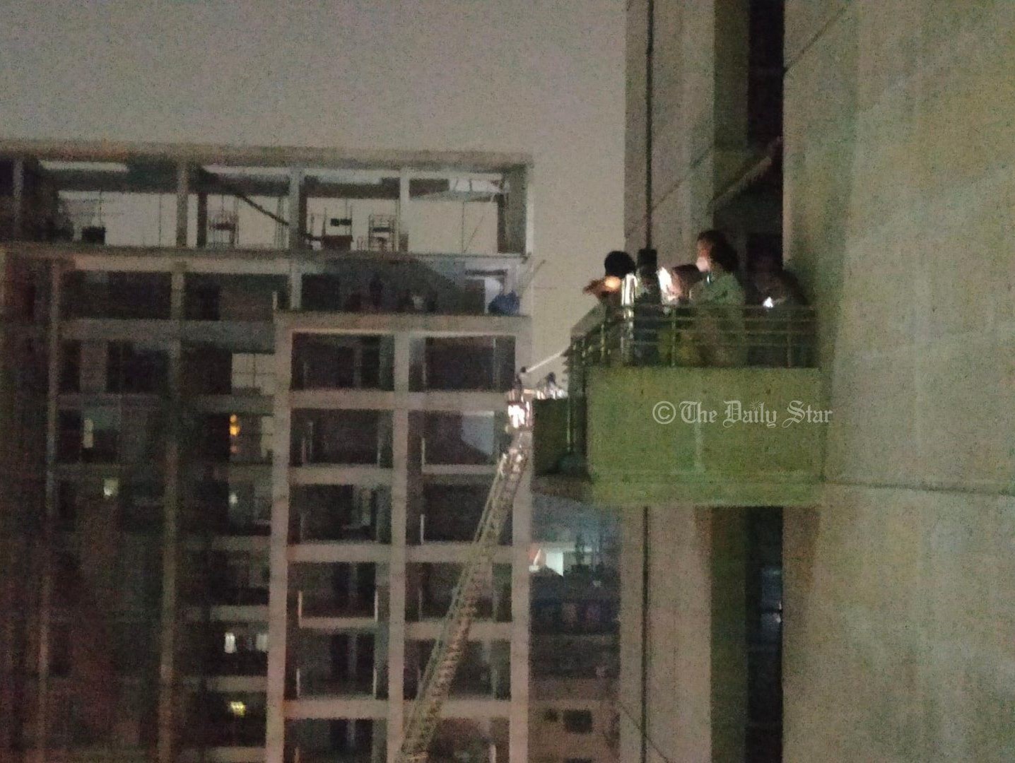 উদ্ধারের আশায় মোবাইলের আলো জ্বালিয়ে বেলকনিতে