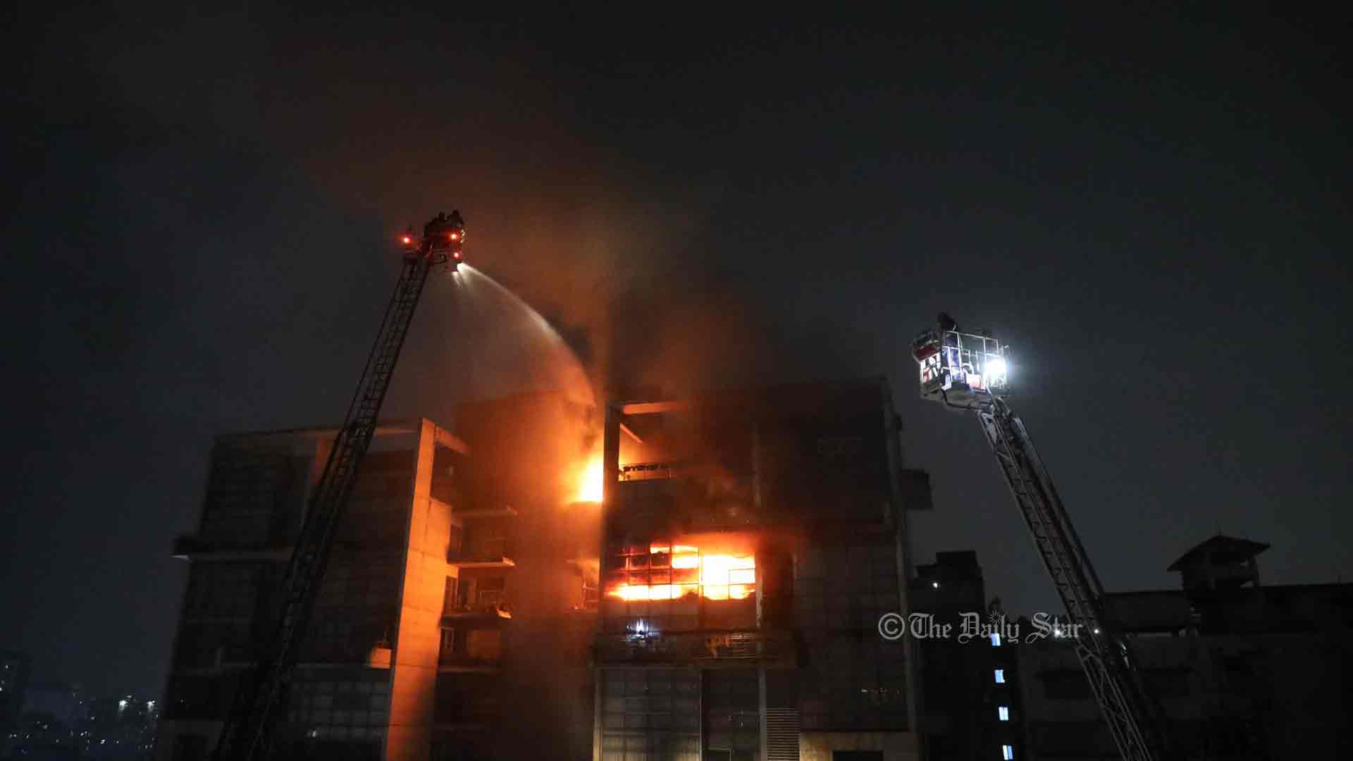 ১২ তলা থেকে লাফ দিয়ে মারা যান আনোয়ার