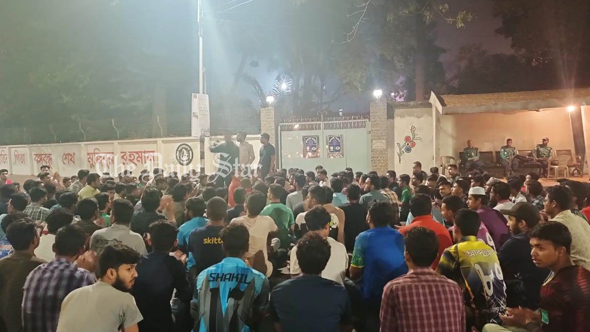 শিক্ষার্থীকে ‘অপমান’র অভিযোগে মধ্যরাতে ঢাবিতে ছাত্রলীগের বিক্ষোভ