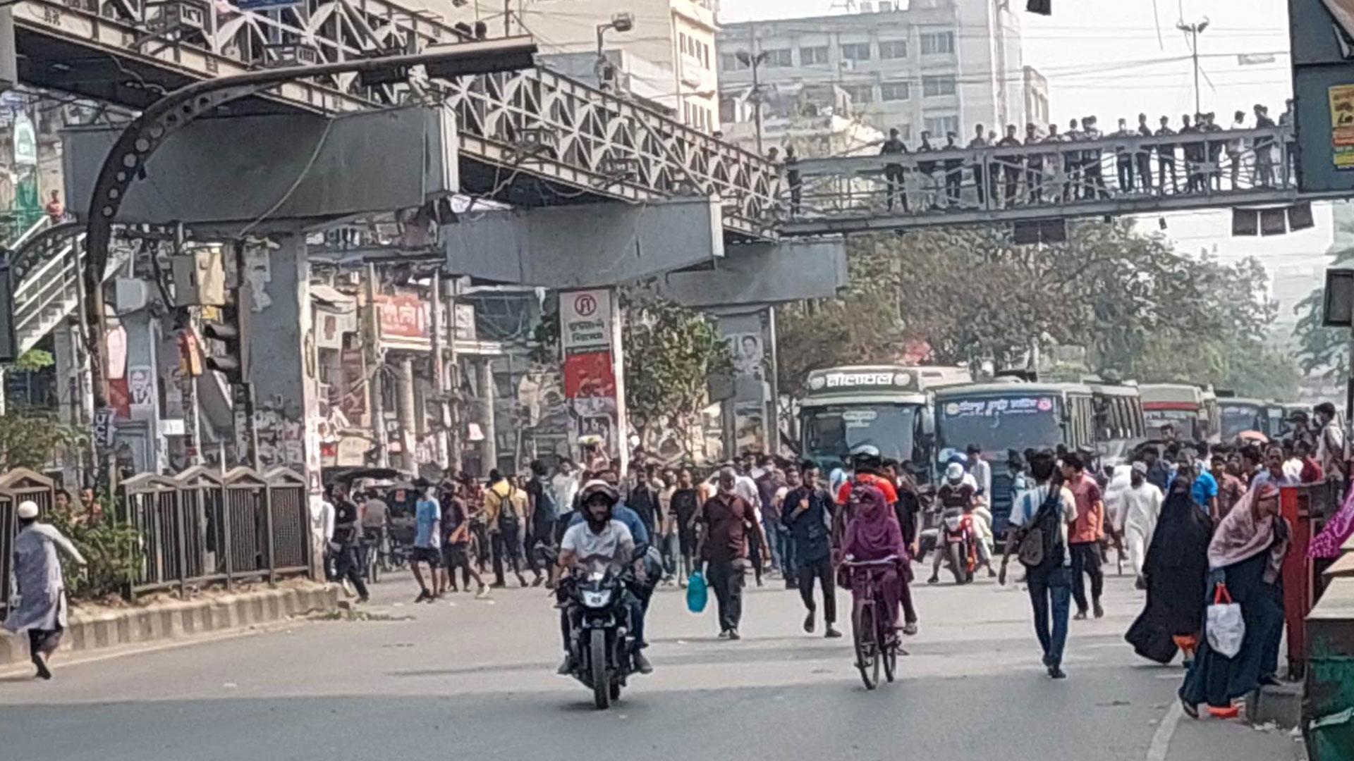 বিধ্বস্ত ভবনে চলছিল উদ্ধারকাজ, তখনই সংঘর্ষে ঢাকা কলেজ-আইডিয়ালের শিক্ষার্থীরা