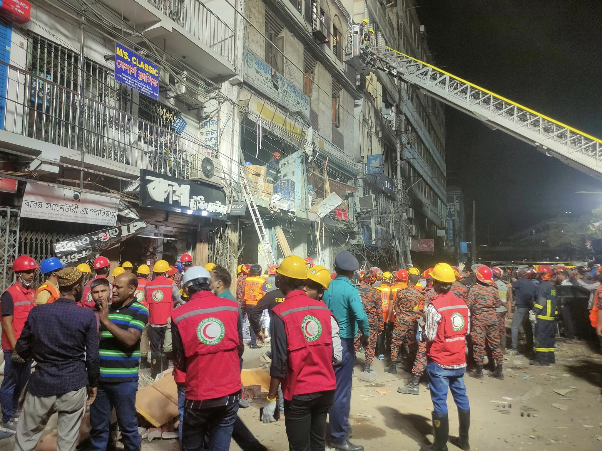 ভবনটি ঝুঁকিপূর্ণ হওয়ায় ভেতরে ঢুকতে পারছি না: ফায়ার সার্ভিসের ডিজি