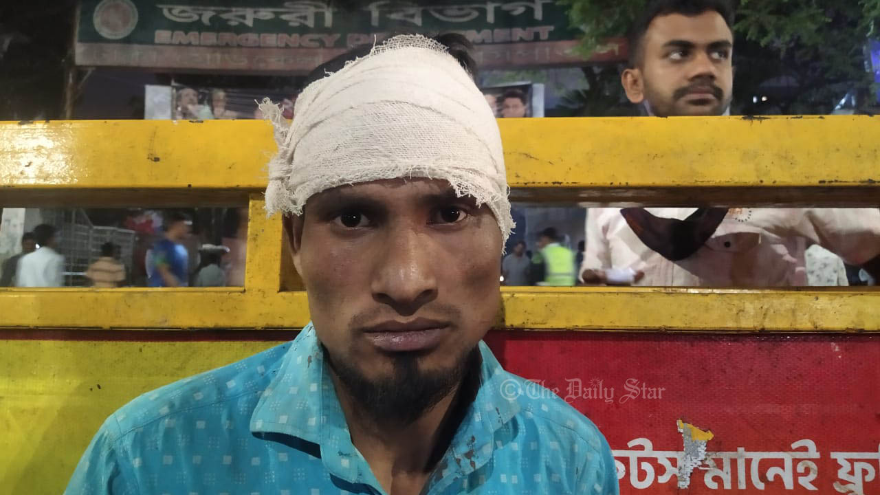 ‘বিস্ফোরণের ধাক্কায় যাত্রীসহ রিকশা নিয়ে উল্টে পড়ে যাই’