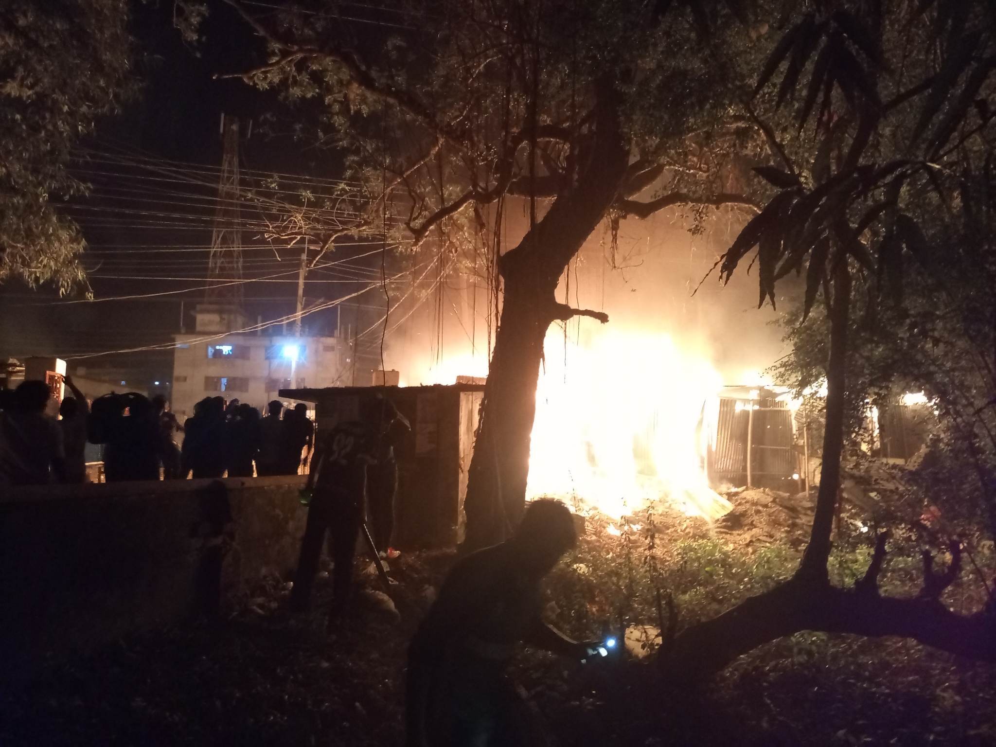 রাবি শিক্ষার্থীদের সঙ্গে স্থানীয়দের সংঘর্ষে আহত প্রায় ২০০