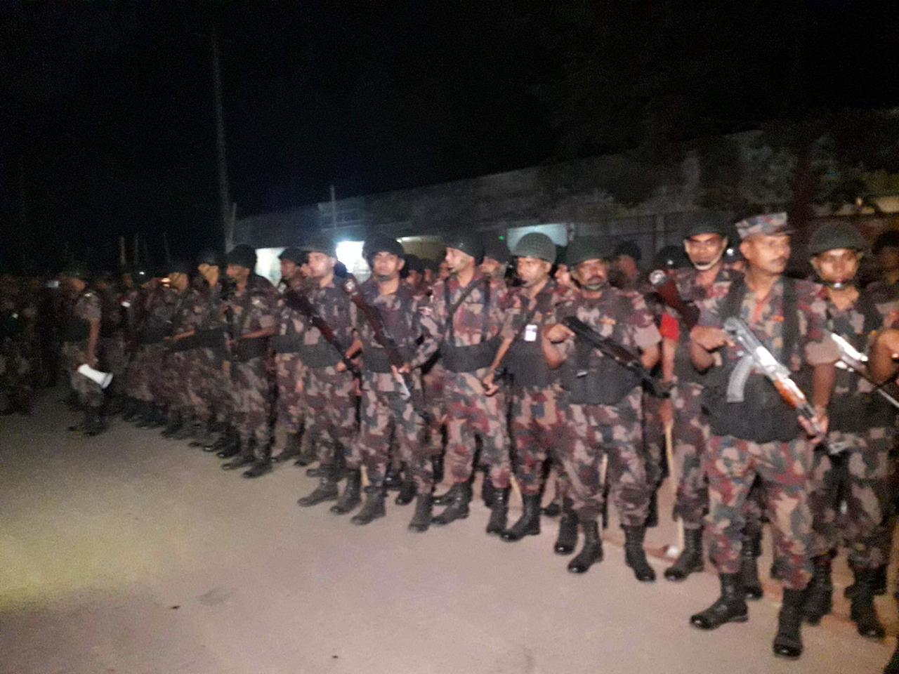 রাবি শিক্ষার্থীদের সঙ্গে স্থানীয়দের সংঘর্ষ নিয়ন্ত্রণে পুলিশের রাবার বুলেট, ‘গুলিবিদ্ধ ২০’