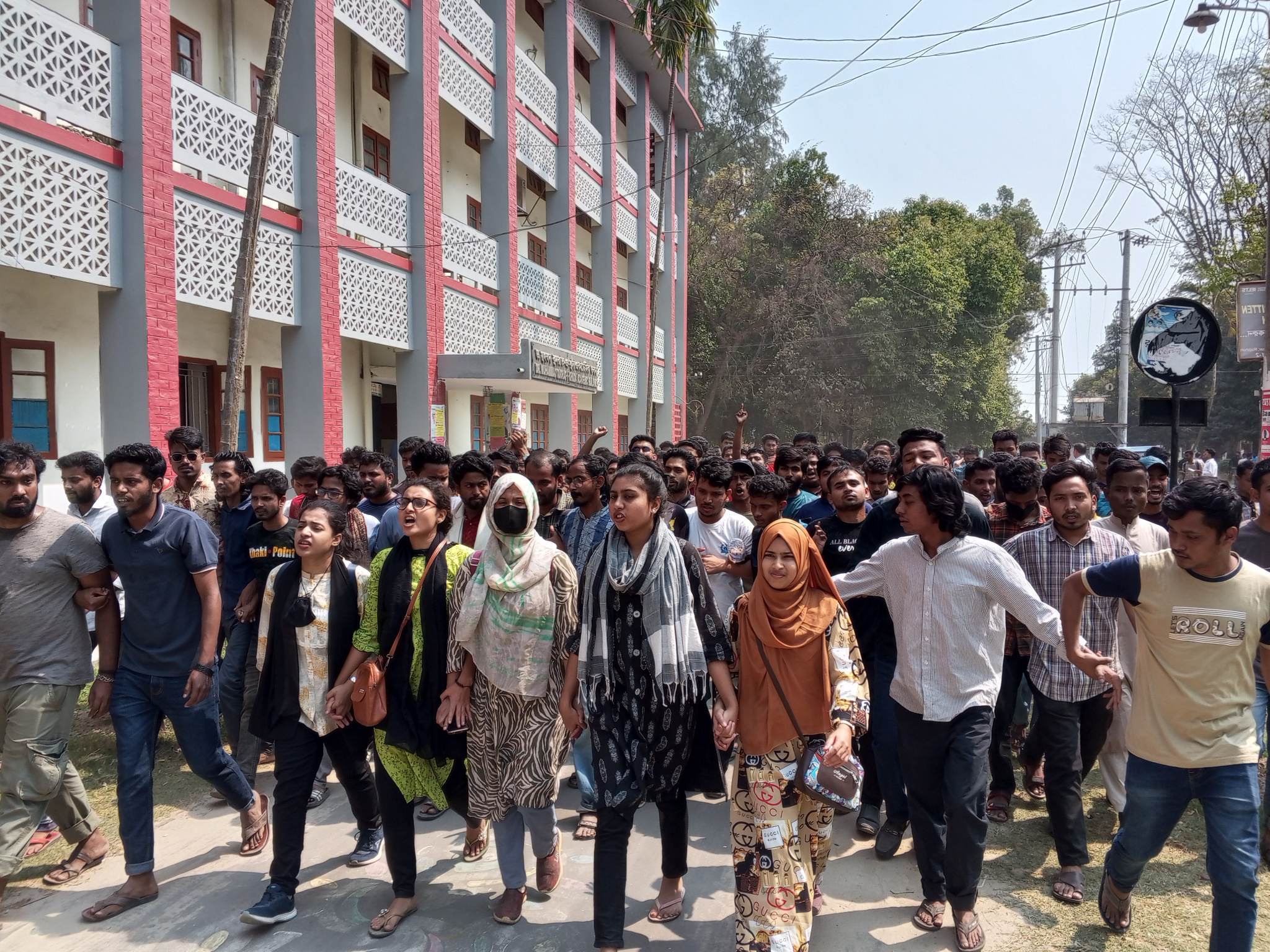 রাবির প্রশাসনিক ভবনে তালা দিয়ে শিক্ষার্থীদের বিক্ষোভ