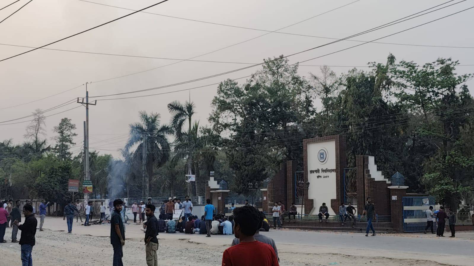 এলাকাবাসী-পুলিশের ভূমিকায় রাবি প্রশাসনের নিন্দা, মামলা