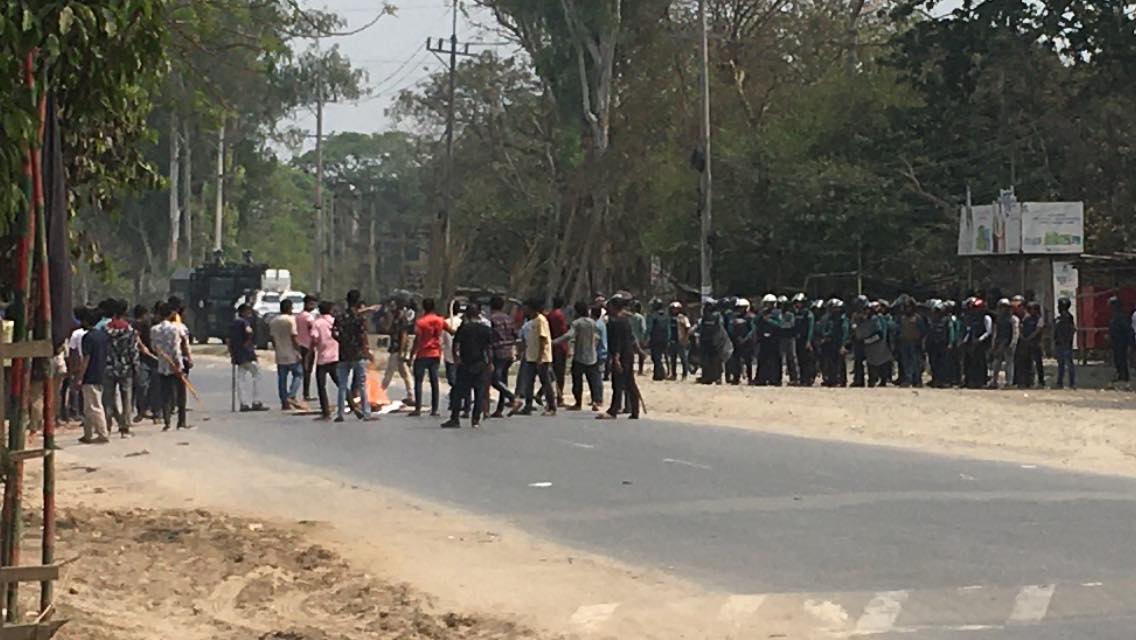 রাবির মূল ফটকে শিক্ষার্থীরা, ঢাকা-রাজশাহী মহাসড়ক বন্ধ