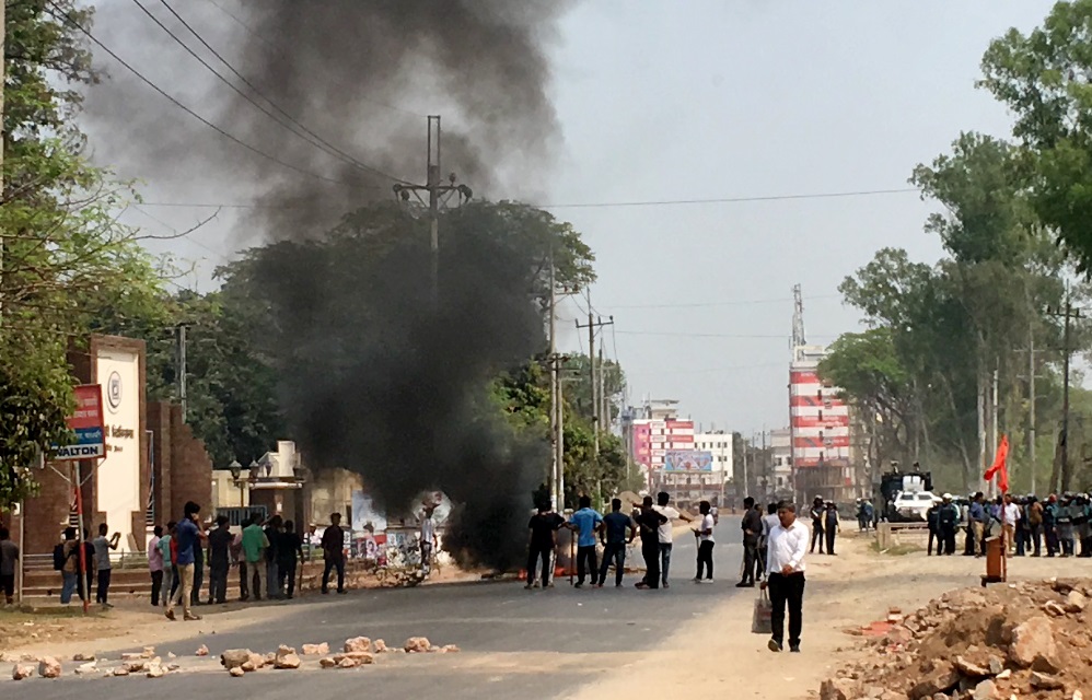 রাবি প্রশাসনের মামলায় গ্রেপ্তার বাস কাউন্টারের কর্মচারী