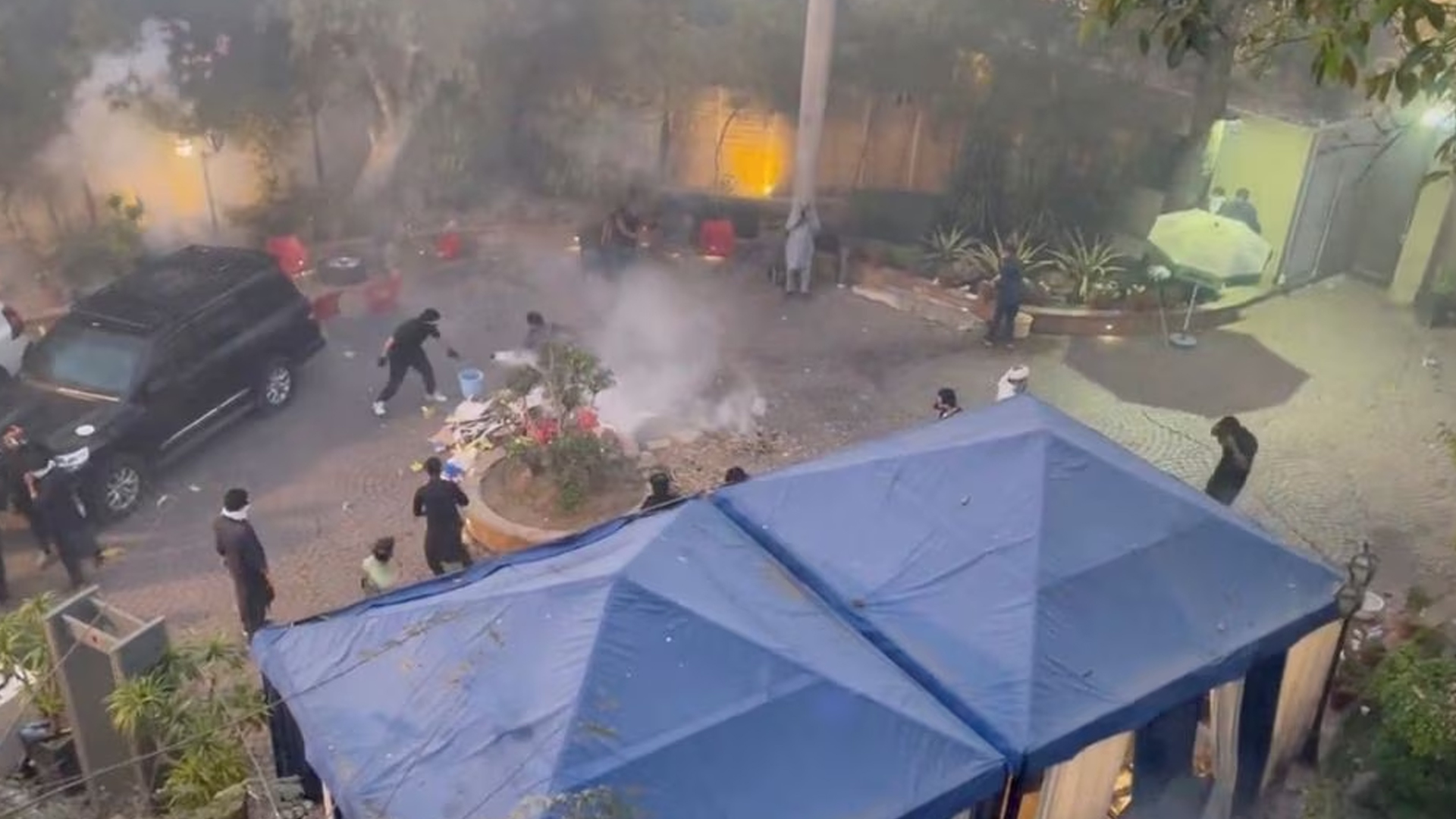 ইমরান খানের বাড়িতে সকাল পর্যন্ত অভিযান না চালানোর নির্দেশ