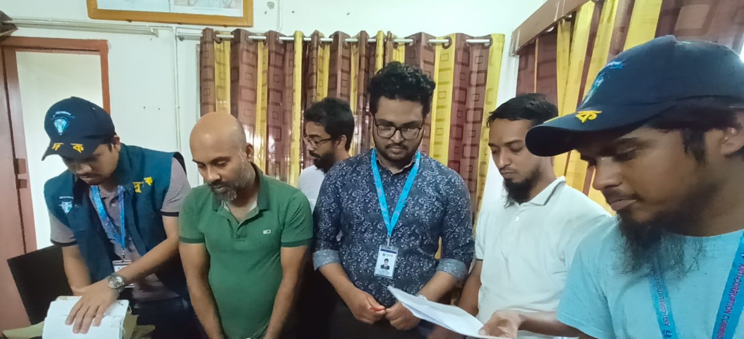 ঘুষ লেনদেনের সময় বিসিকের উপব্যবস্থাপক আটক