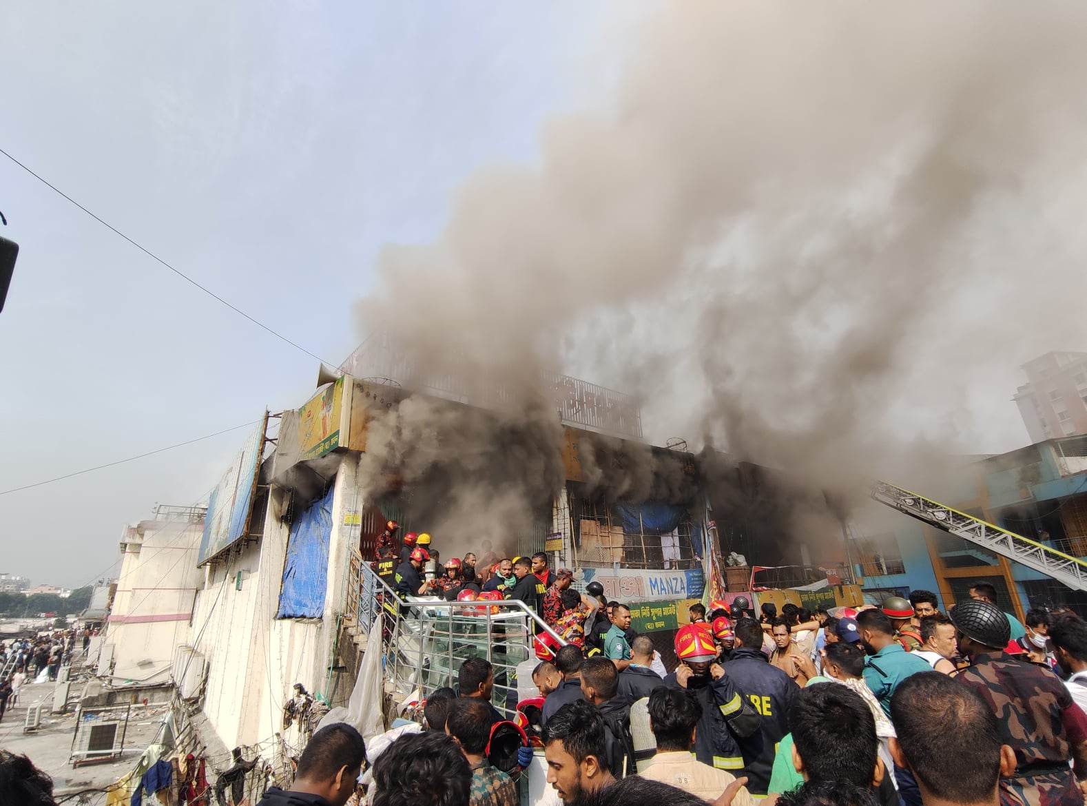 ঢাকার নিউ সুপার মার্কেটে আগুন, নিয়ন্ত্রণে ফায়ার সার্ভিসের ৩০ ইউনিট