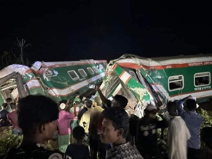 কুমিল্লায় কনটেইনারবাহী ট্রেনে সোনার বাংলা এক্সপ্রেসের ধাক্কা, ৭ কোচ লাইনচ্যুত