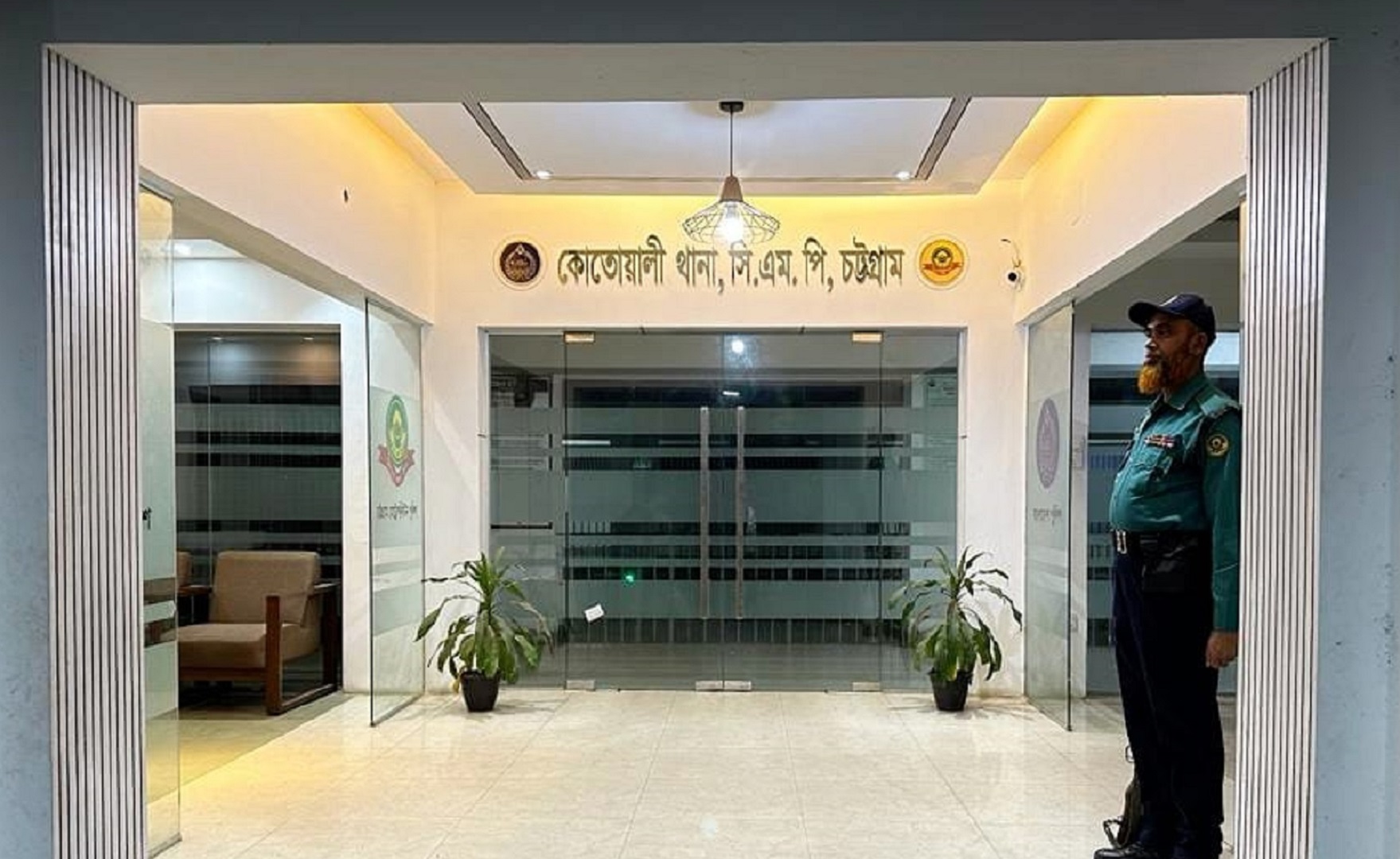 চট্টগ্রামের কোতোয়ালি থানার ওসিকে উপমন্ত্রীর বডিগার্ডের ধাক্কা, থানায় জিডি