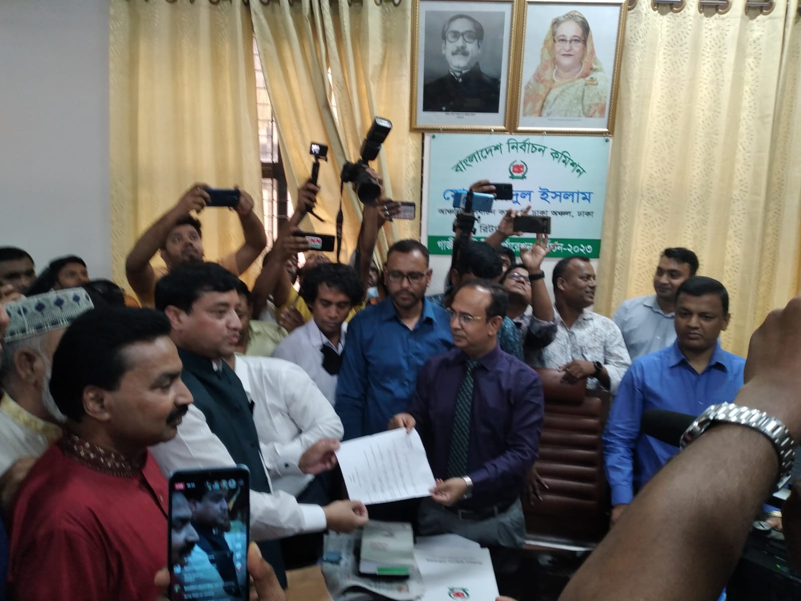 ‘বিদ্রোহী প্রার্থী’ জাহাঙ্গীরের মনোনয়নপত্র জমা