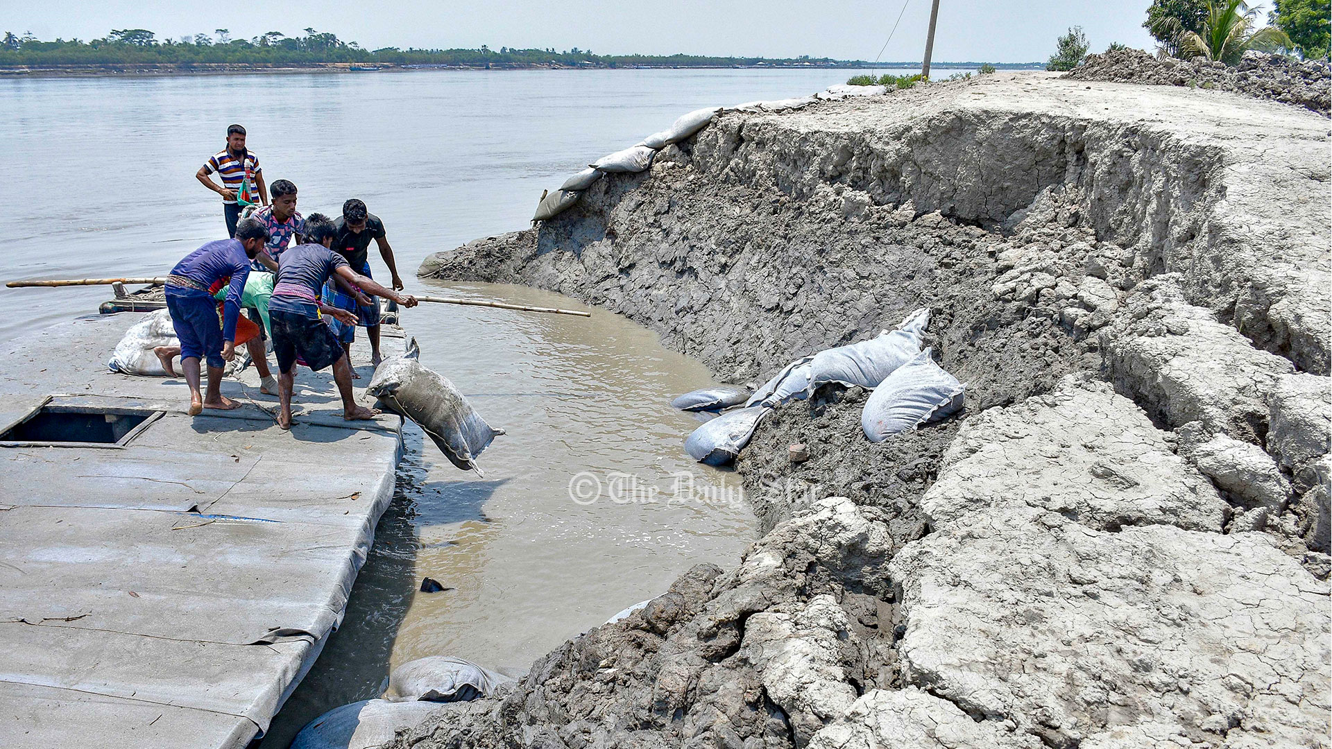 ঘূর্ণিঝড় মোখা: ঝুঁকিপূর্ণ বেড়িবাঁধে অরক্ষিত দক্ষিণ উপকূলে আতঙ্ক